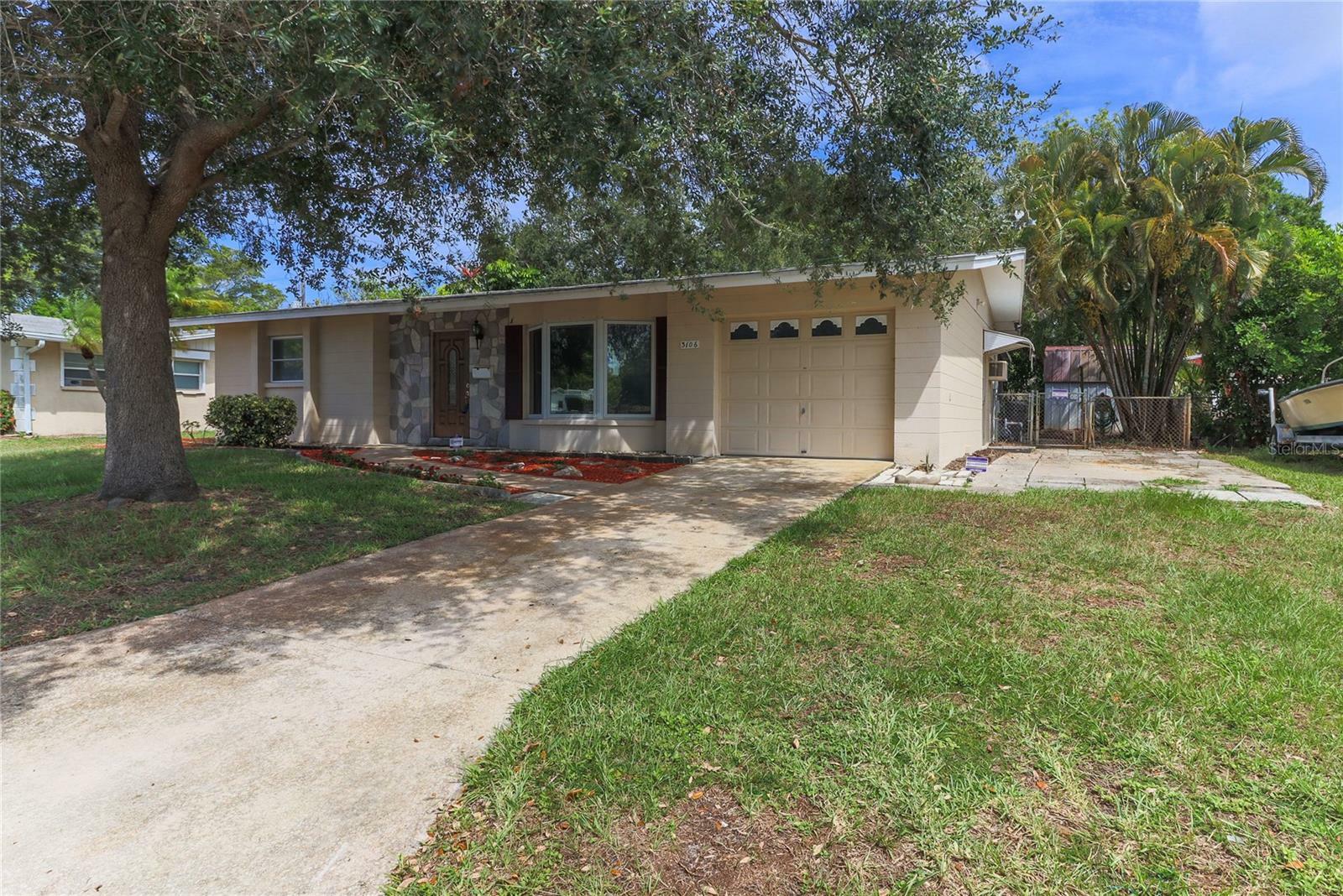 Property Photo:  3106 Southern Parkway W  FL 34205 