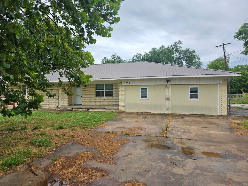 Property Photo:  300 N Pine  OK 74872 