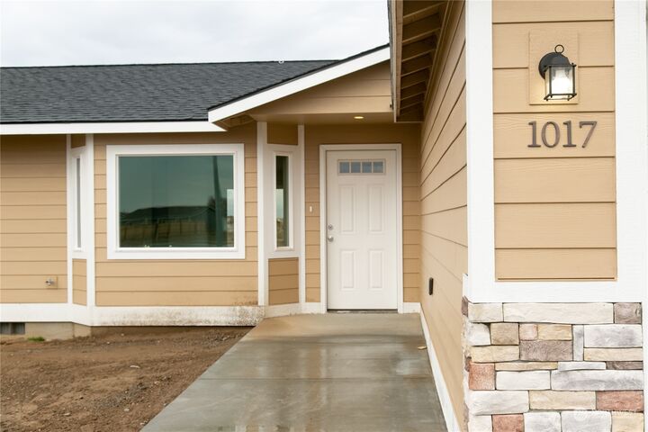Property Photo:  842 E Cascade Street  WA 99344 