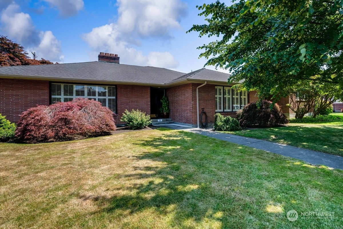 Property Photo:  801 Colby Avenue  WA 98201 