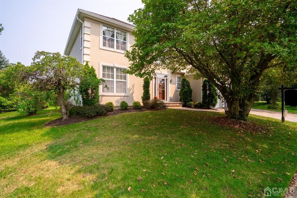 Property Photo:  15 Hampshire Place  NJ 08831 