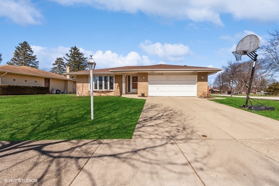 Property Photo: 1718 E Maya Lane IL 60056