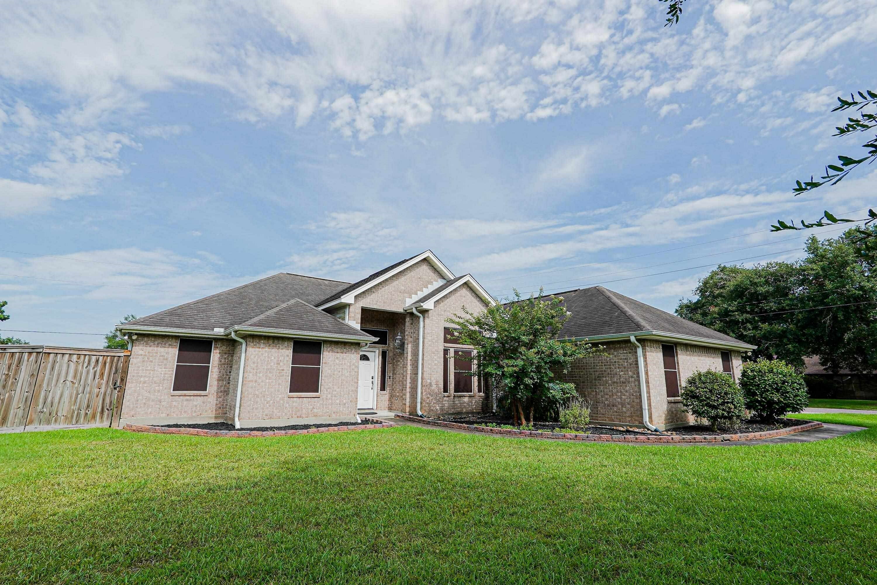 Property Photo:  200 Shadowdale St  TX 77611 