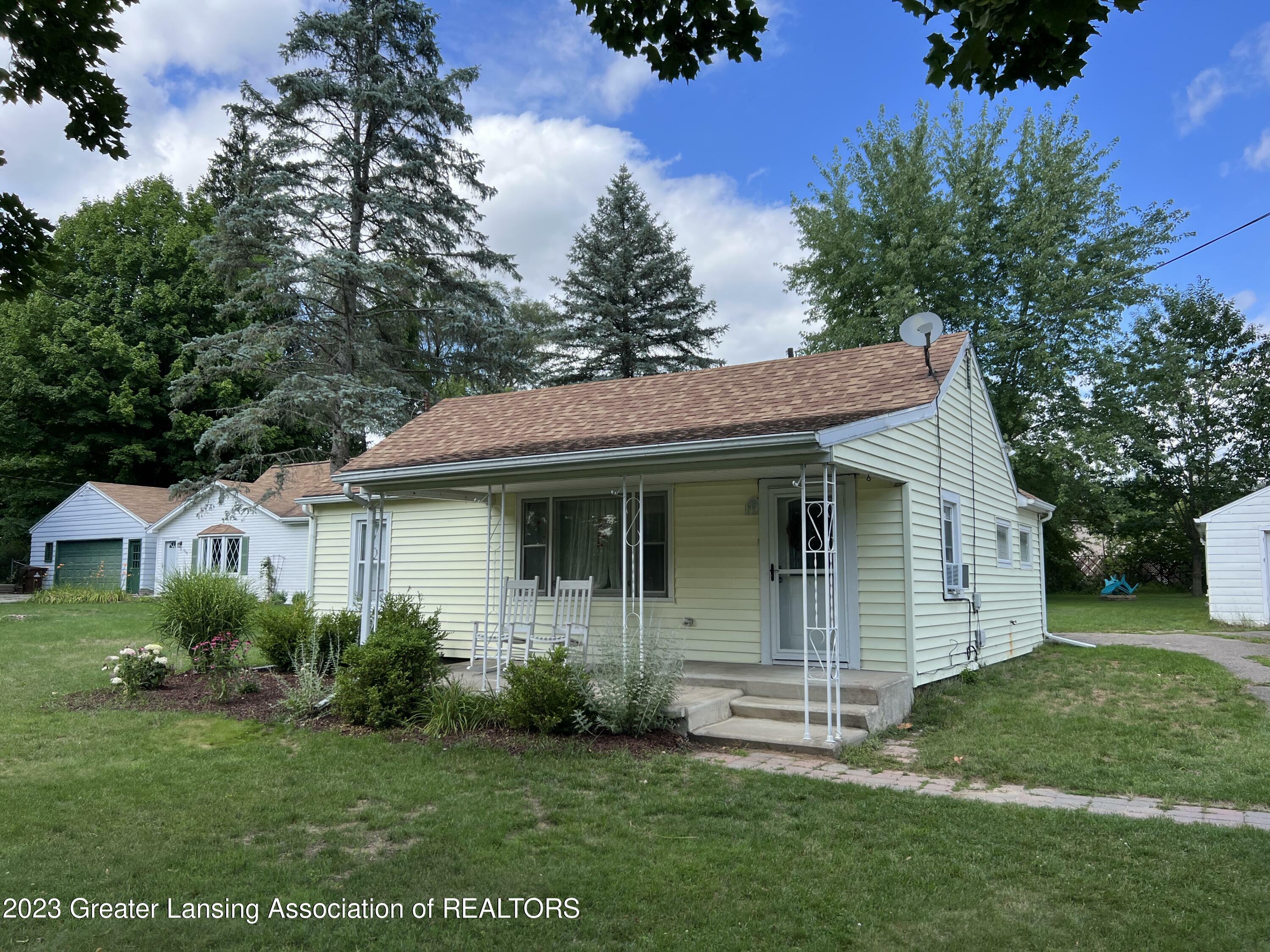 Property Photo:  215 E Quincy Street  MI 48821 