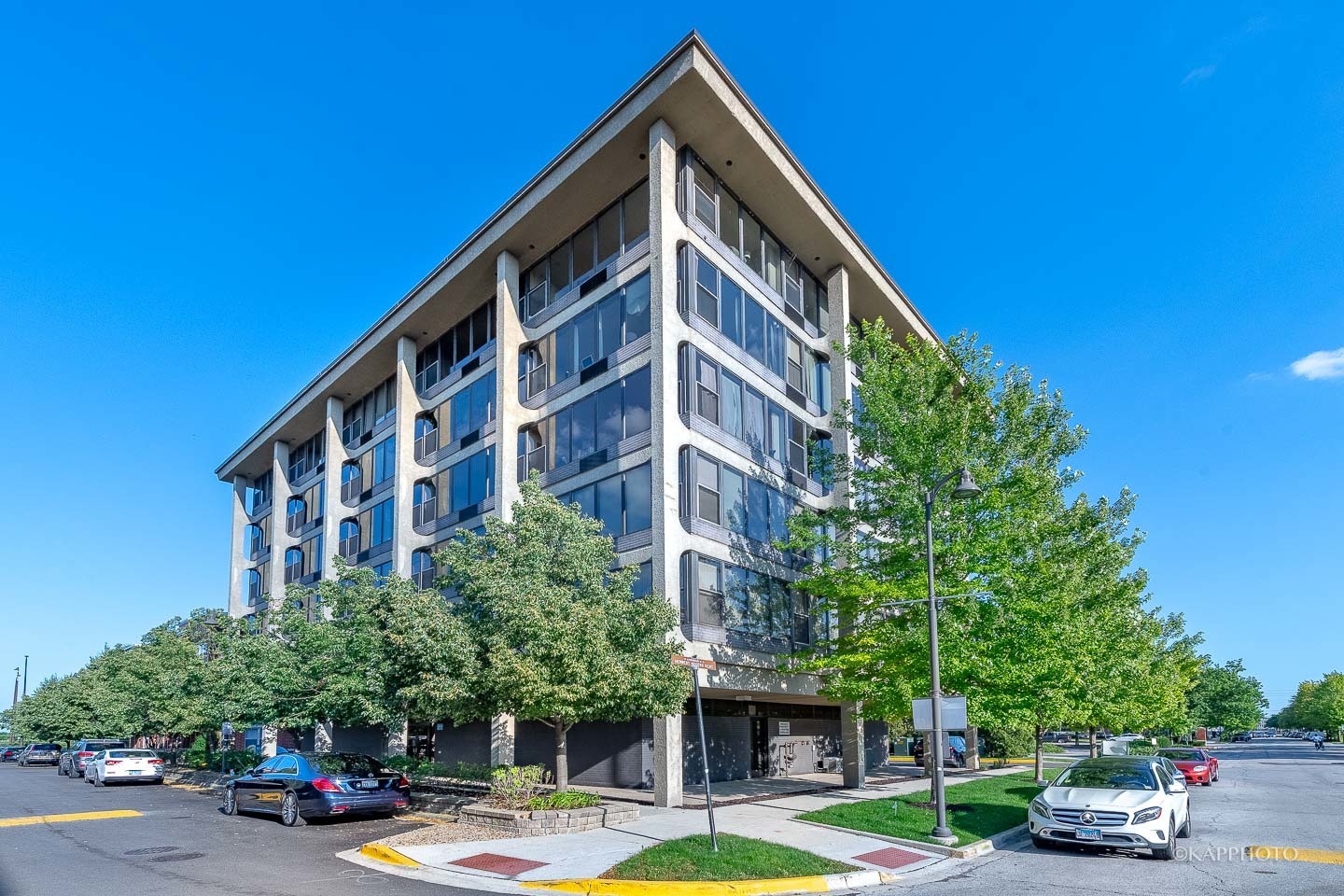 Property Photo:  345 E Eastgate Place 408  IL 60616 