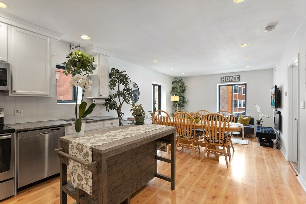 Property Photo:  90 Salem St. 6  MA 02113 