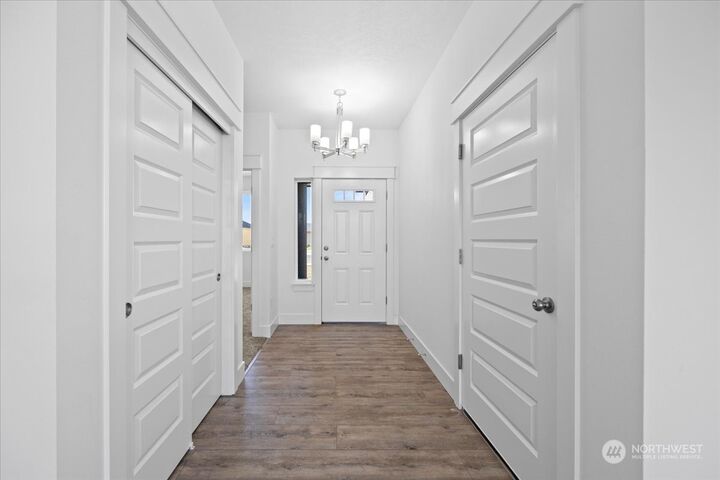 Property Photo:  1332 E Cascade Street  WA 99344 