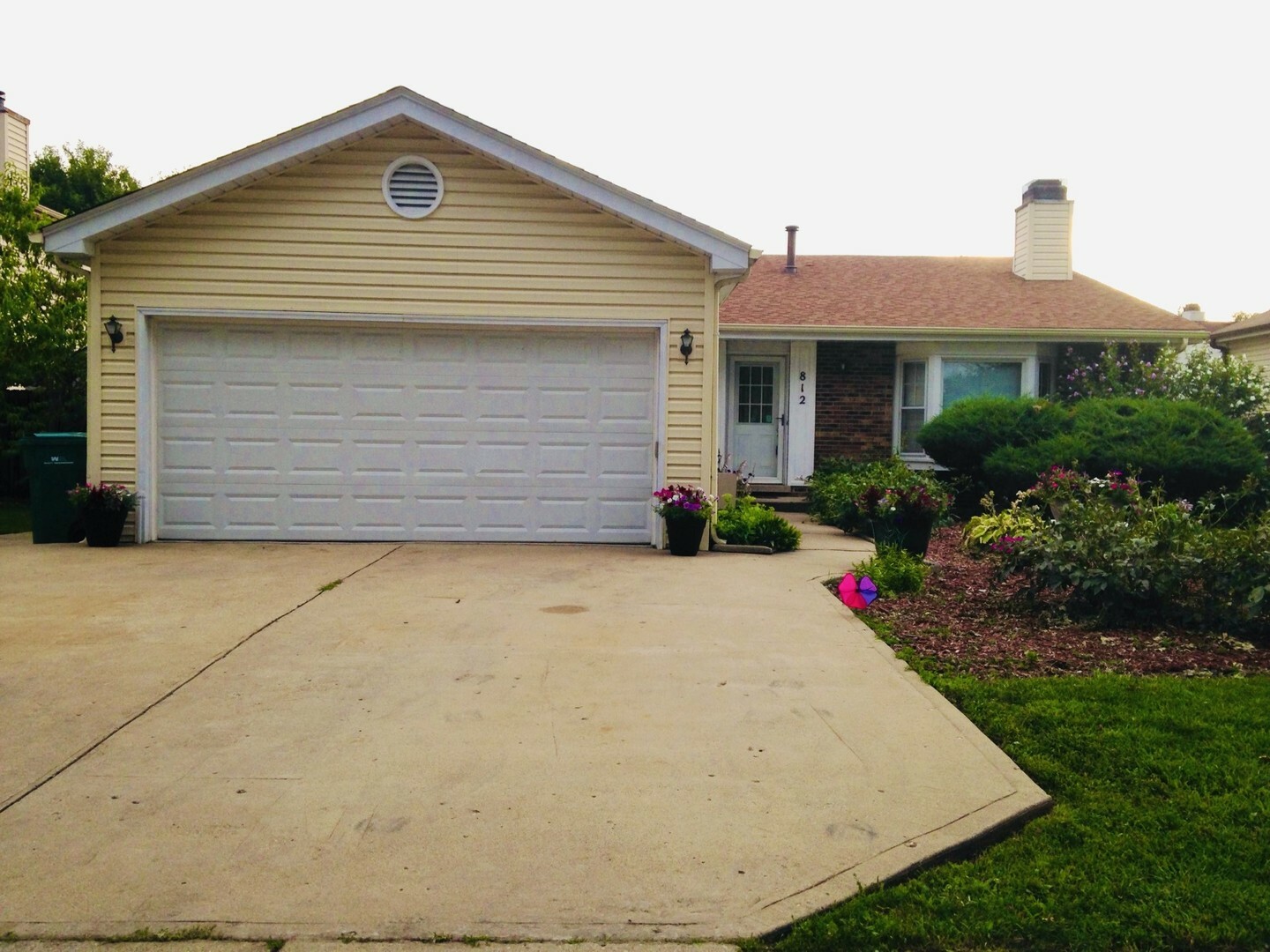 Property Photo:  812 Cutter Lane  IL 60007 