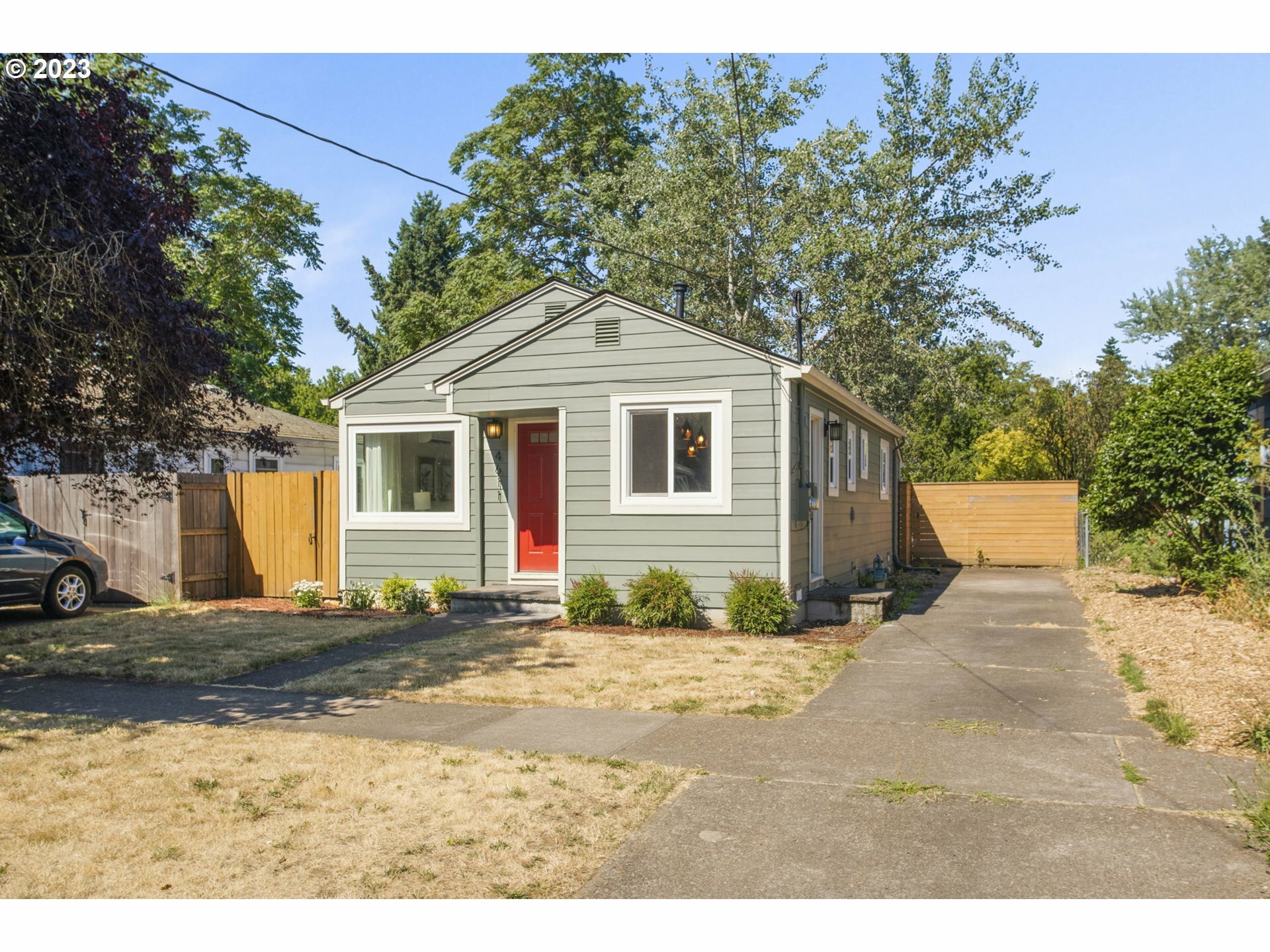Property Photo:  4611 SE 79th Ave  OR 97206 
