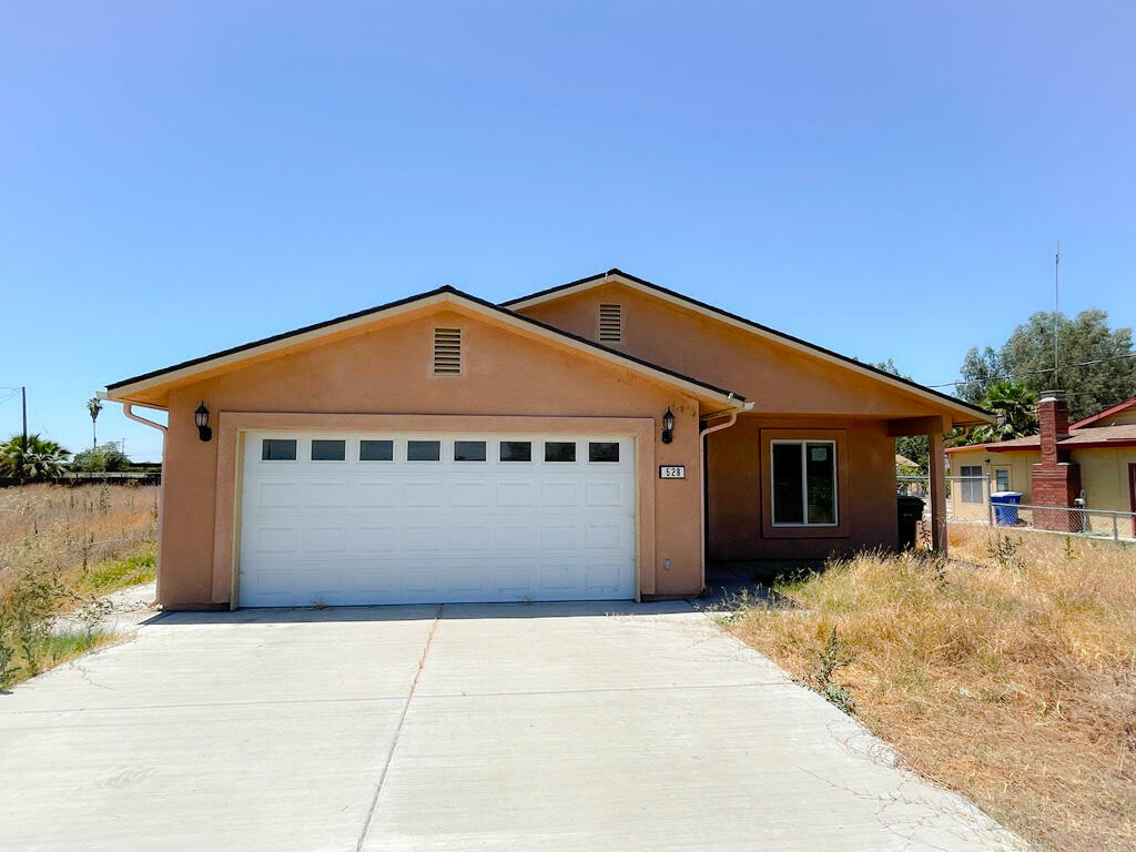 Property Photo:  528 James Avenue  CA 93212 