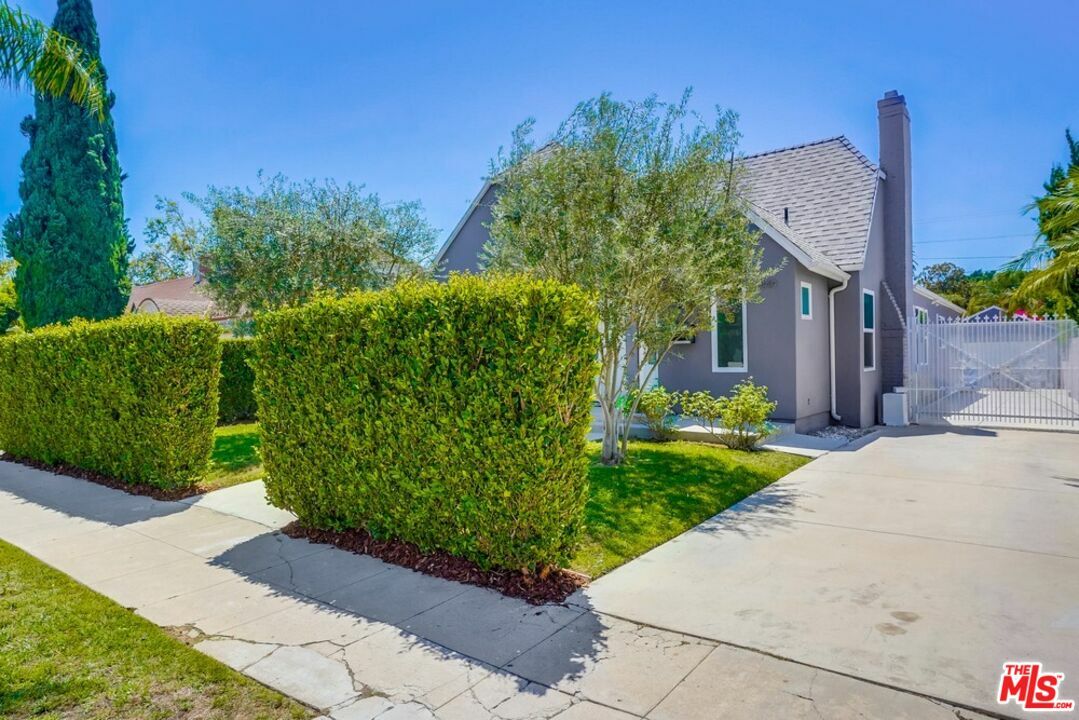 Property Photo:  449  S Mansfield Ave  CA 90036 