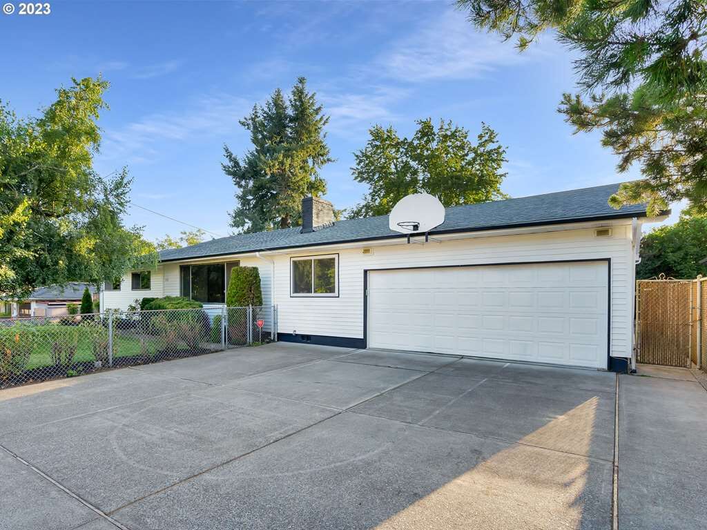 Property Photo:  7321 SE 48th Ave  OR 97206 