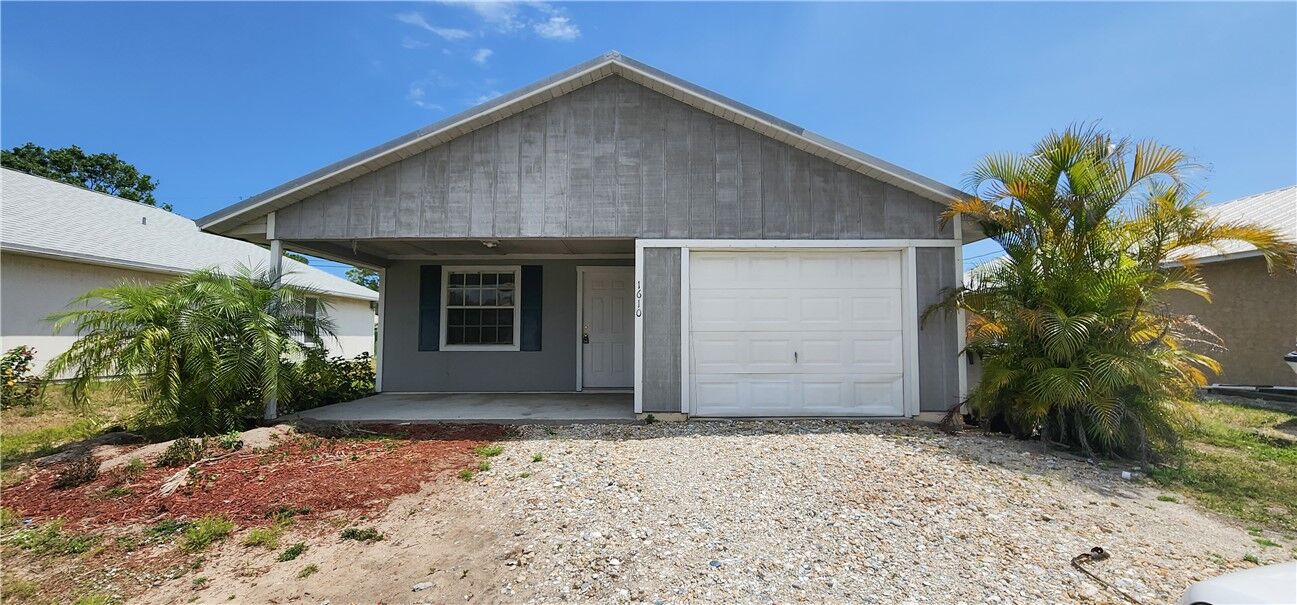 Property Photo:  1610 20th Avenue SW  FL 32962 