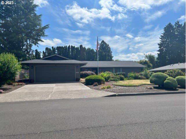 Property Photo:  15260 SE Del Rey Ave  OR 97267 