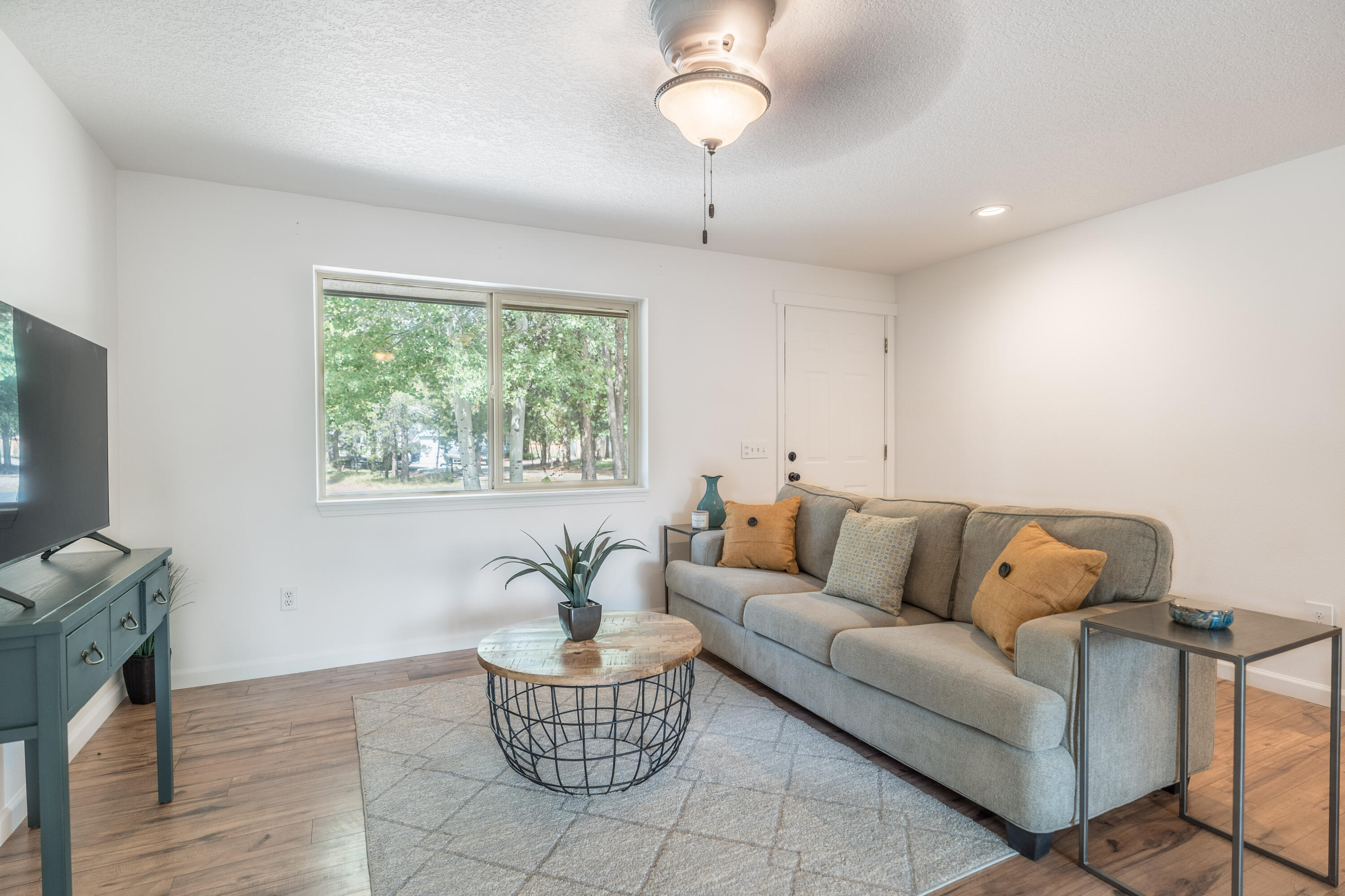 Property Photo: 55726 Swan Road OR 97707