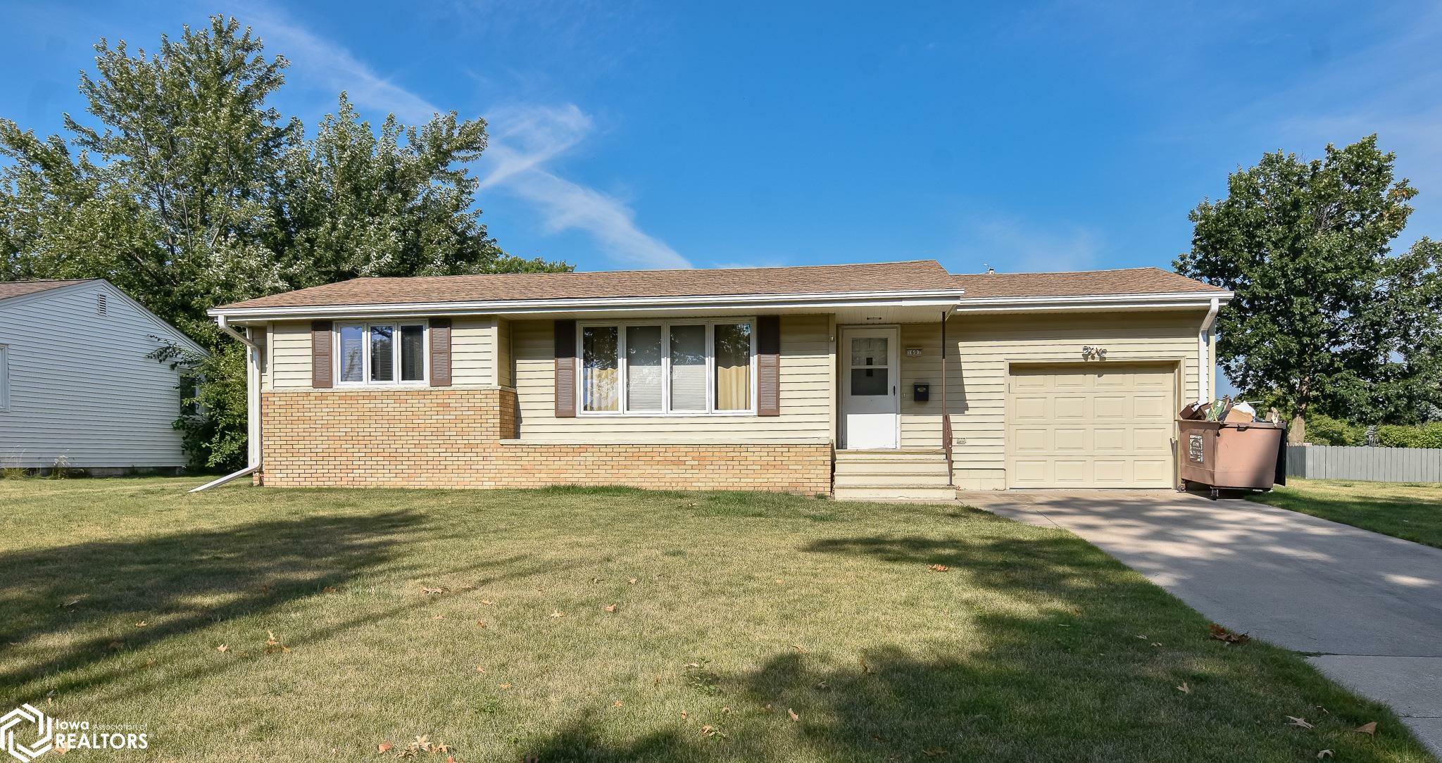 Property Photo:  1607 S 2nd Street  IA 50158 