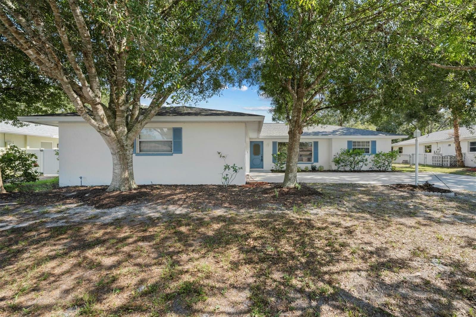 Property Photo:  205 Mimosa Circle  FL 34232 