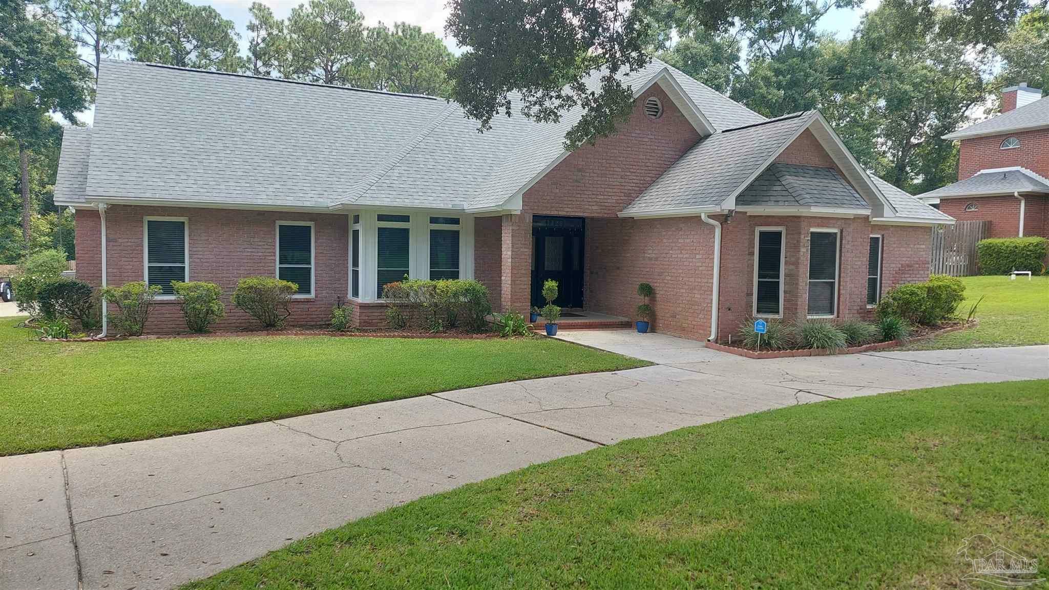 Property Photo: 1428 Kings Rd FL 32533