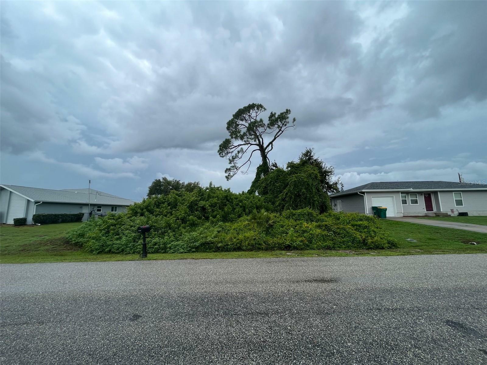Property Photo: 906 Jarvis Terrace FL 33948