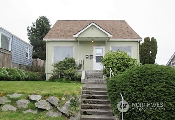 Property Photo: 4725 35th Avenue SW B WA 98126