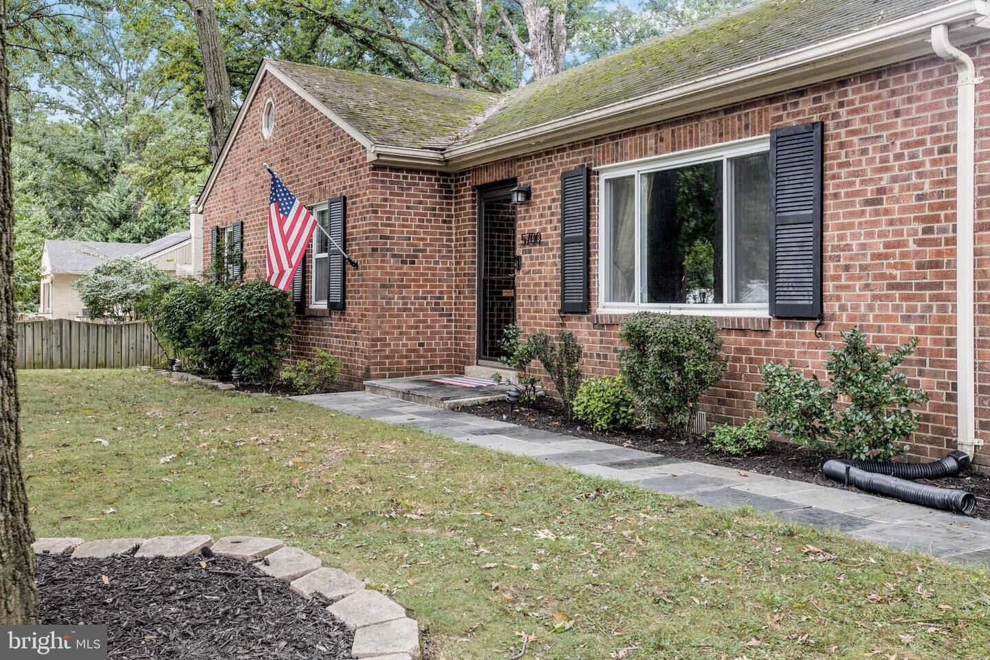 Property Photo: 5700 Dawes Avenue VA 22311