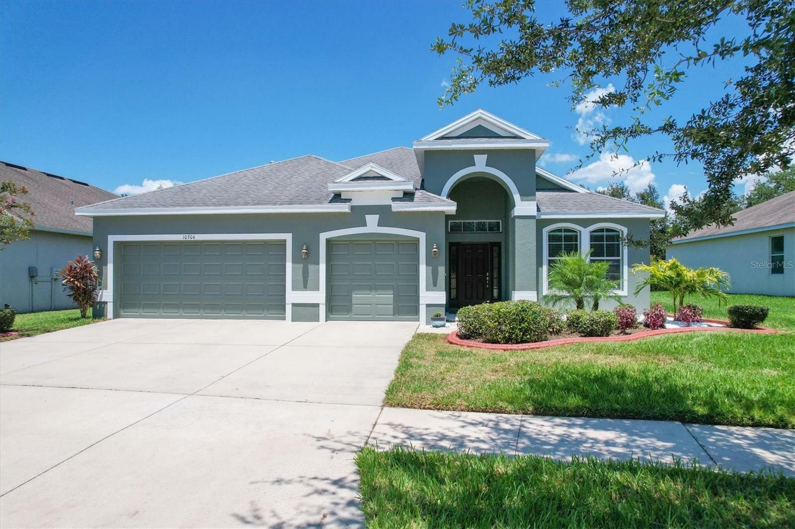Property Photo: 10304 Holland Road FL 33578
