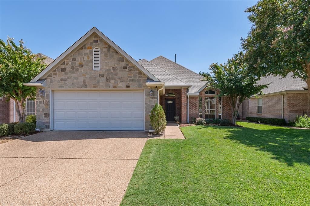 Property Photo:  2806 Hollypoint Court  TX 76015 