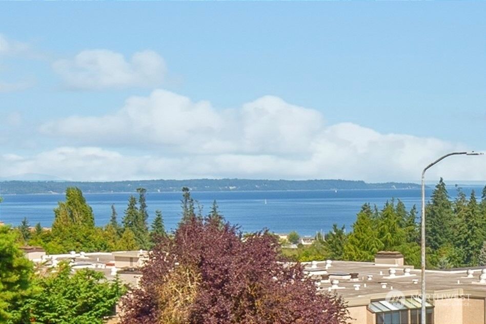 Property Photo: 550 Elm Way 201 WA 98020