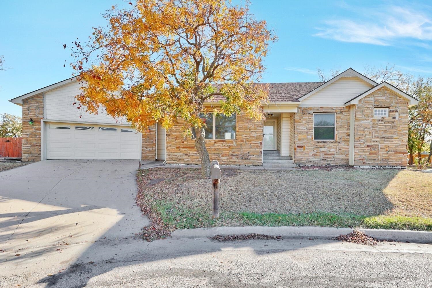 Property Photo:  5 N Woodland Ct  KS 67108 