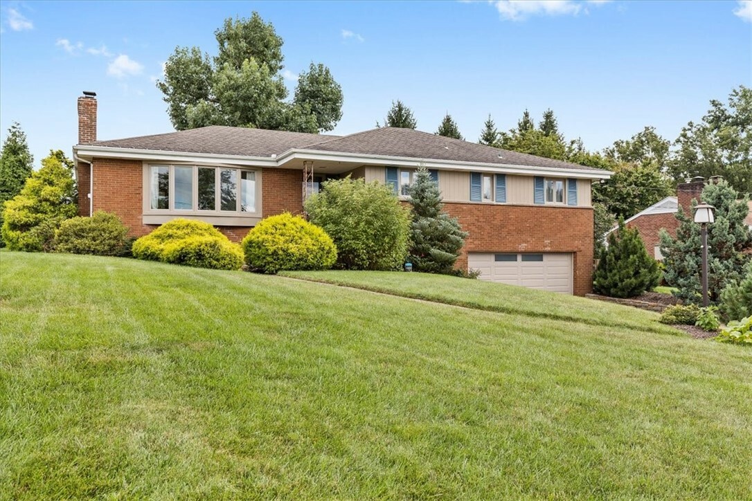 Property Photo:  2471 Broadlawn Dr  PA 15241 