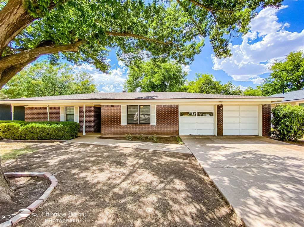 Property Photo: 2208 Ivanhoe Lane TX 79605
