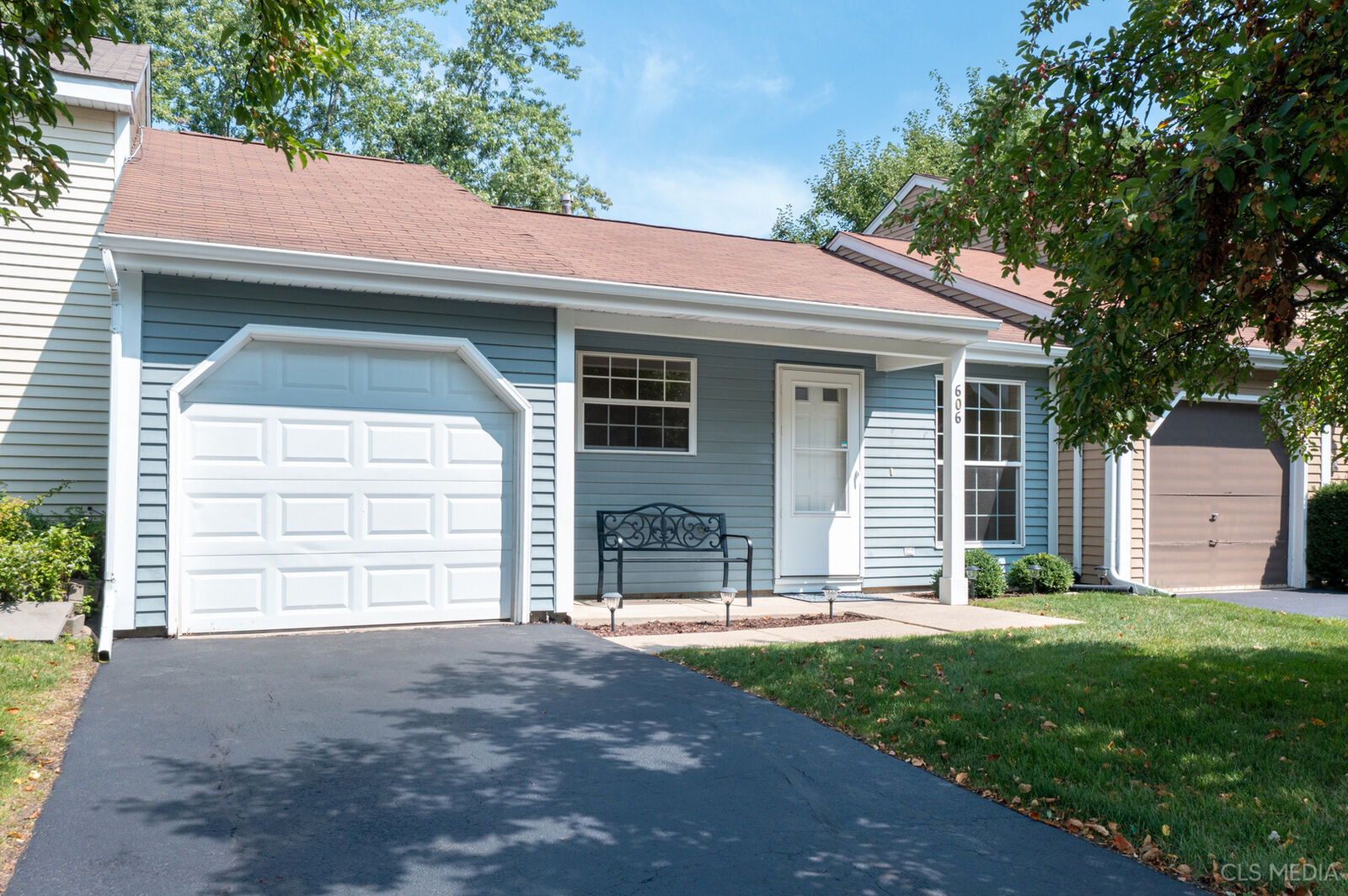 Property Photo: 606 Yale Lane IL 60042