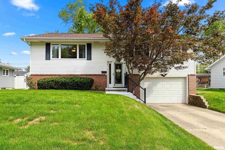 2027 W Newman Parkway  Peoria IL 61604 photo