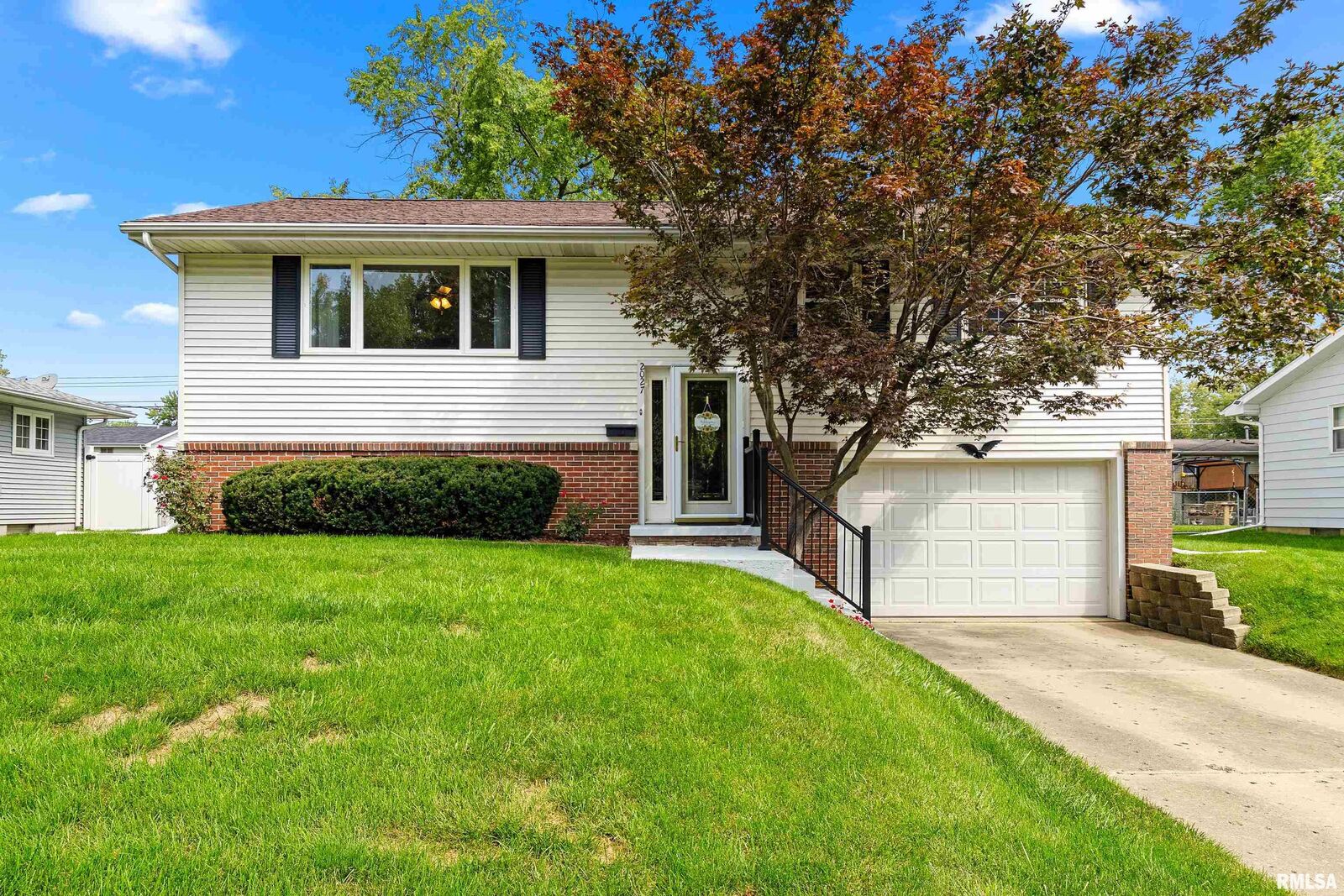 Property Photo: 2027 W Newman Parkway IL 61604