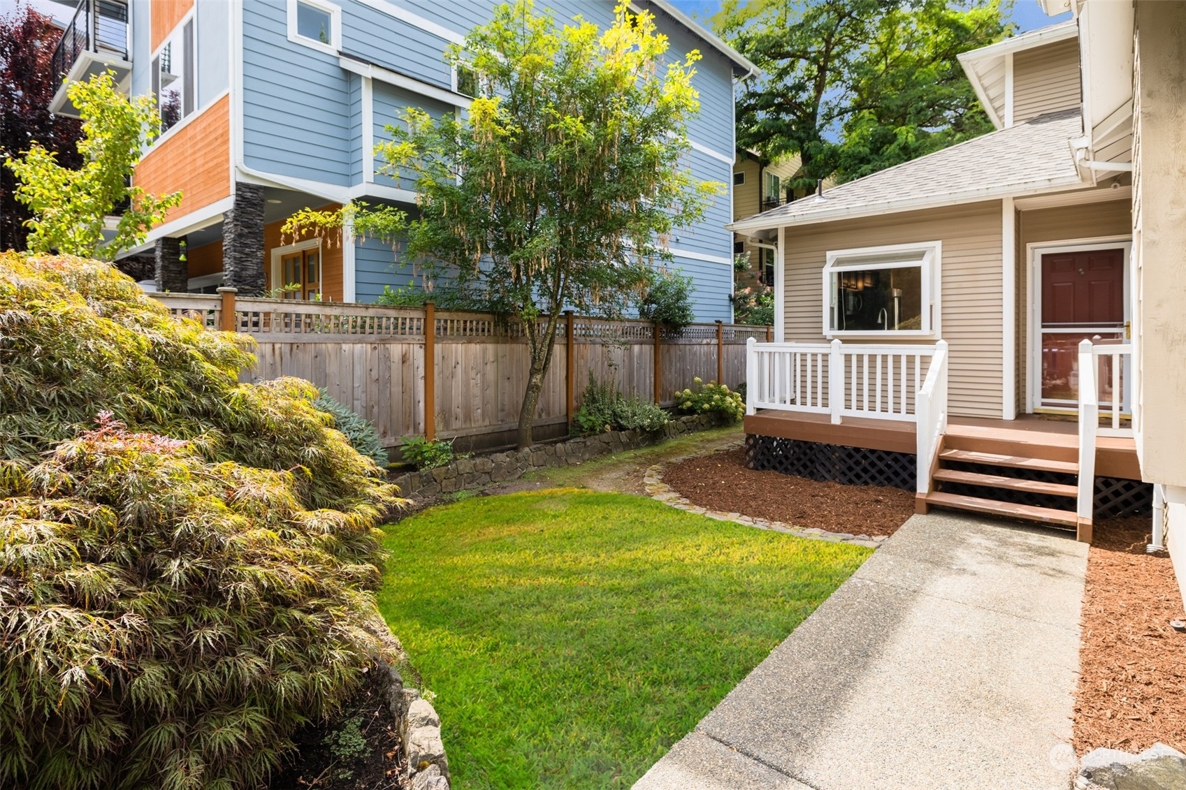 Property Photo:  845 4th Avenue NW 845  WA 98027 