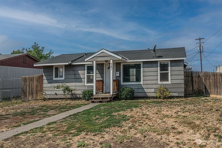 Property Photo: 741 N 9th Avenue WA 99362