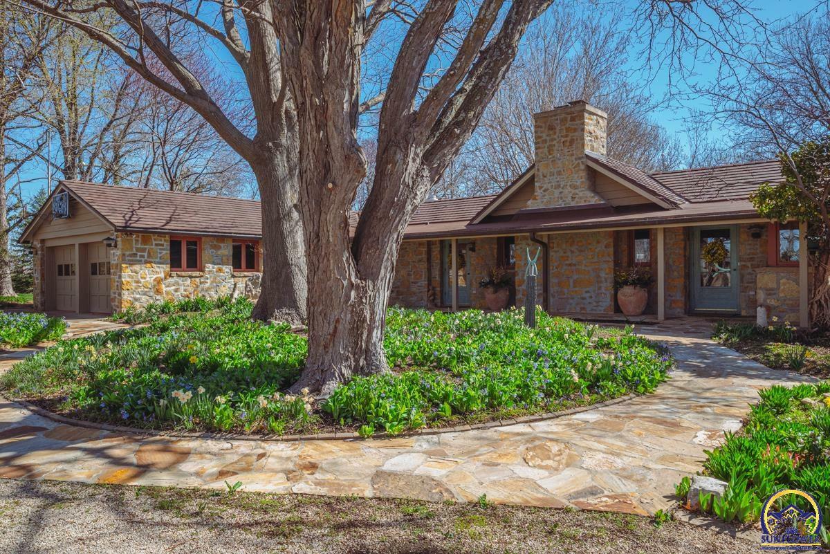 Property Photo: 2423 SE 37th St KS 66605