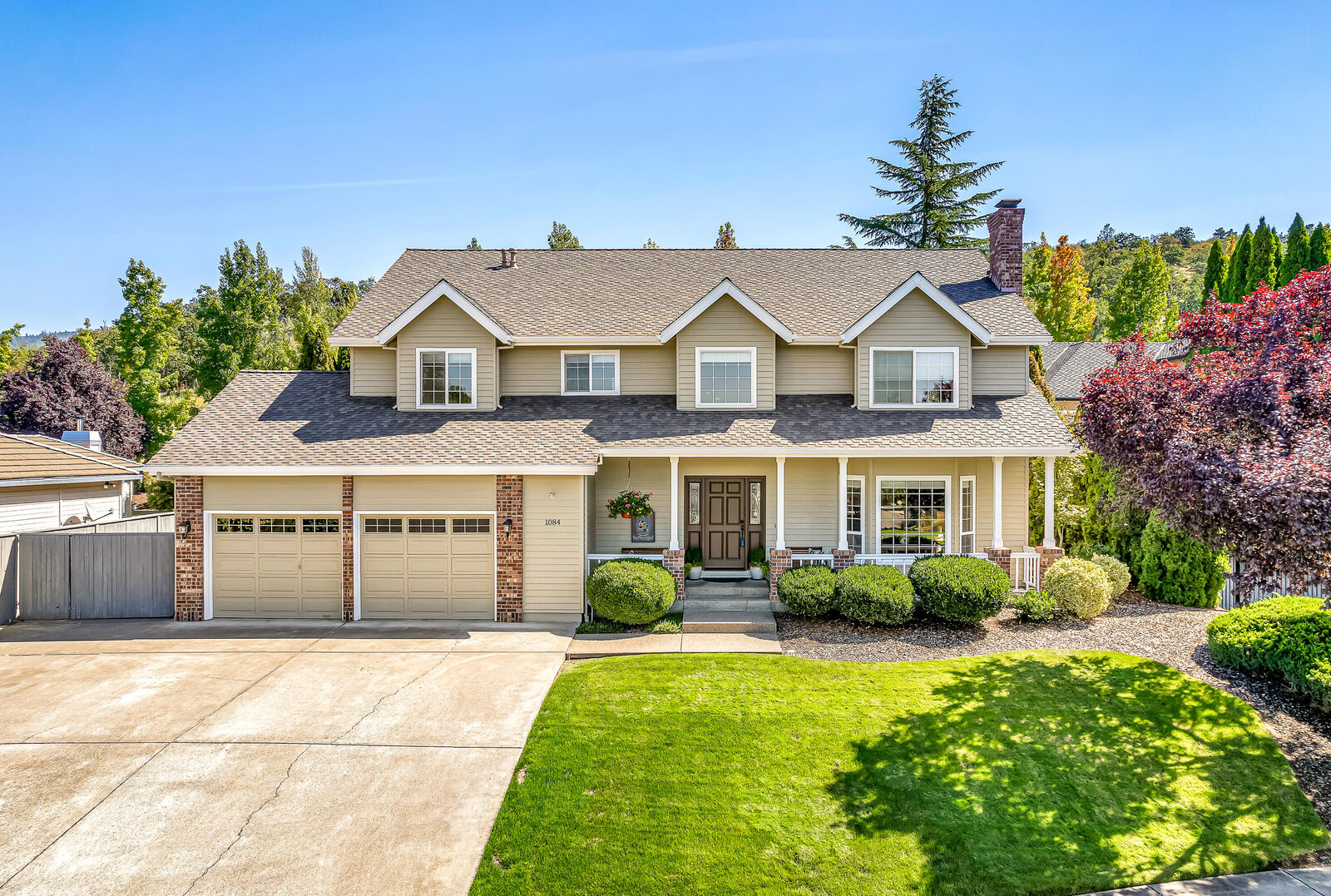 Property Photo: 1084 Castlewood Drive OR 97504