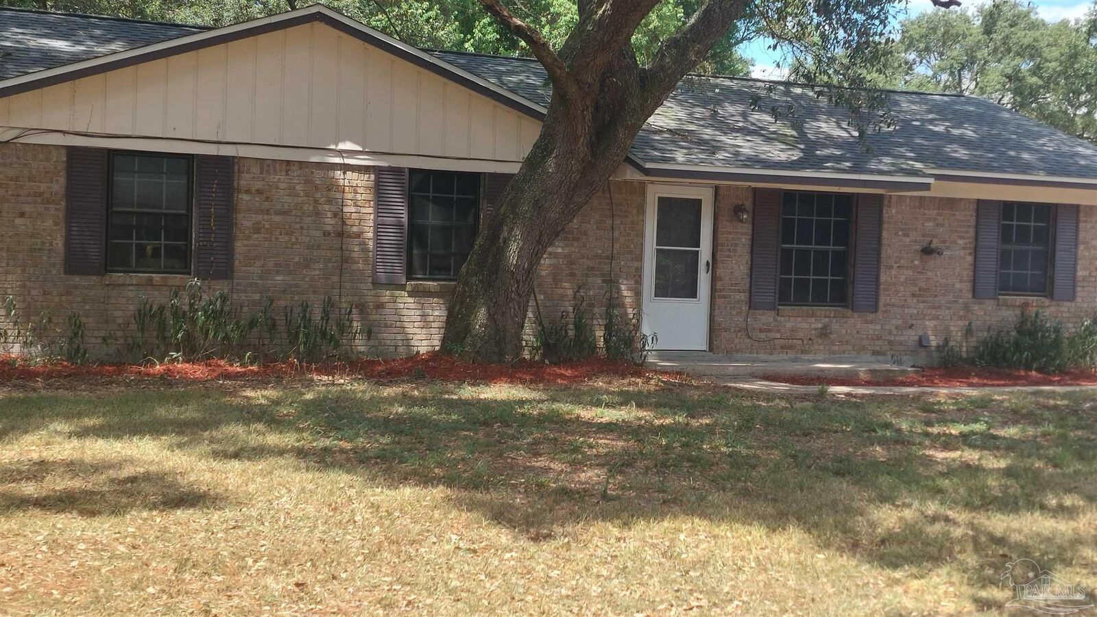 Property Photo: 5635 Vestavia Ln FL 32526