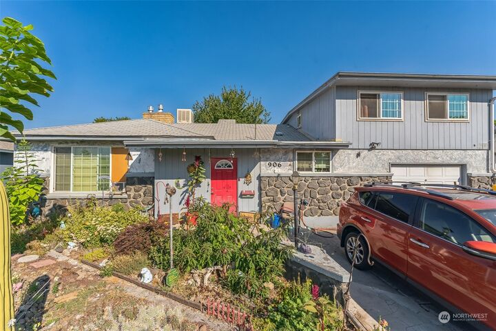 Property Photo: 906 S Dahlia Drive WA 98837