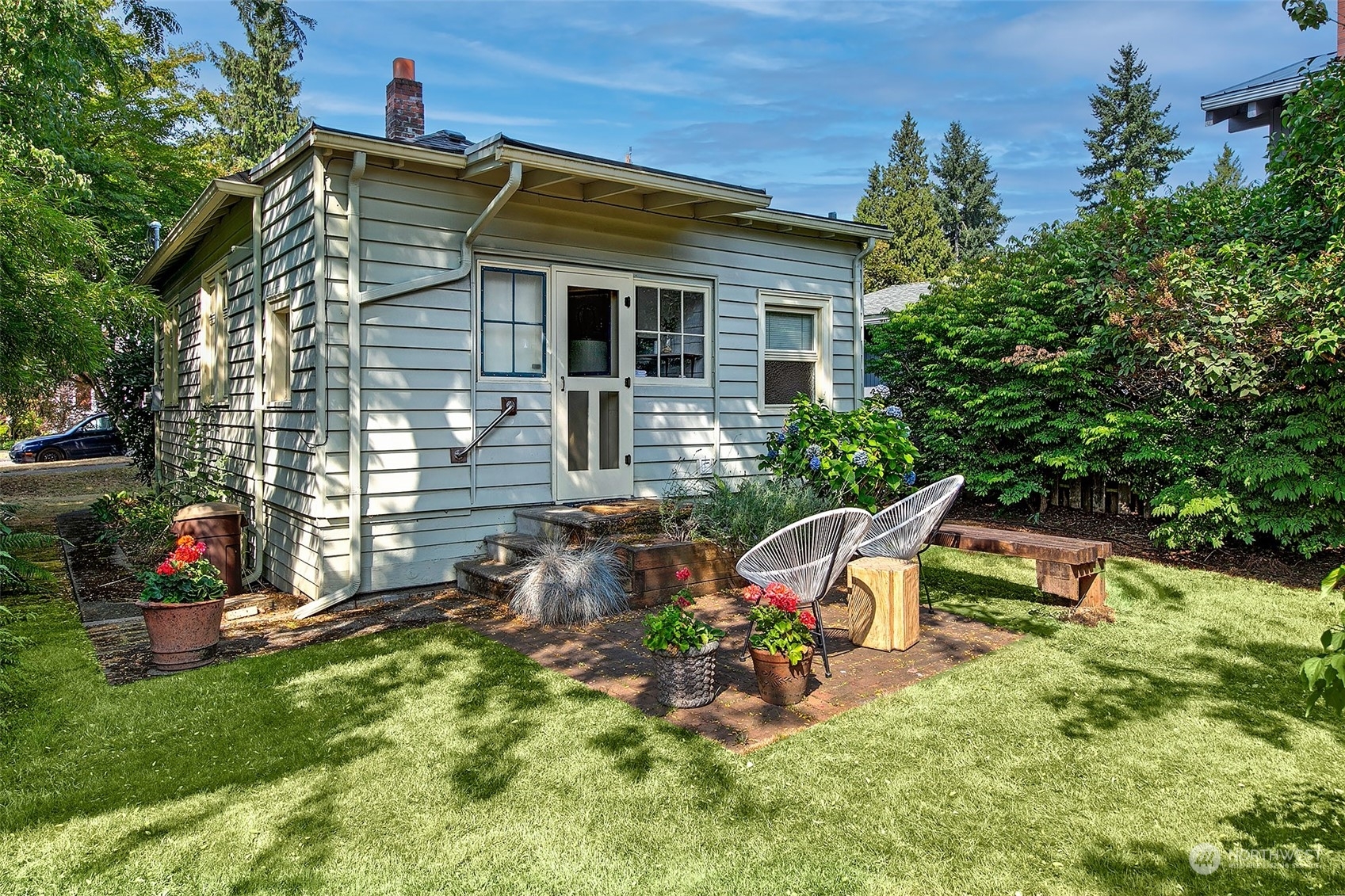 Property Photo:  7012 Ravenna Avenue NE  WA 98115 