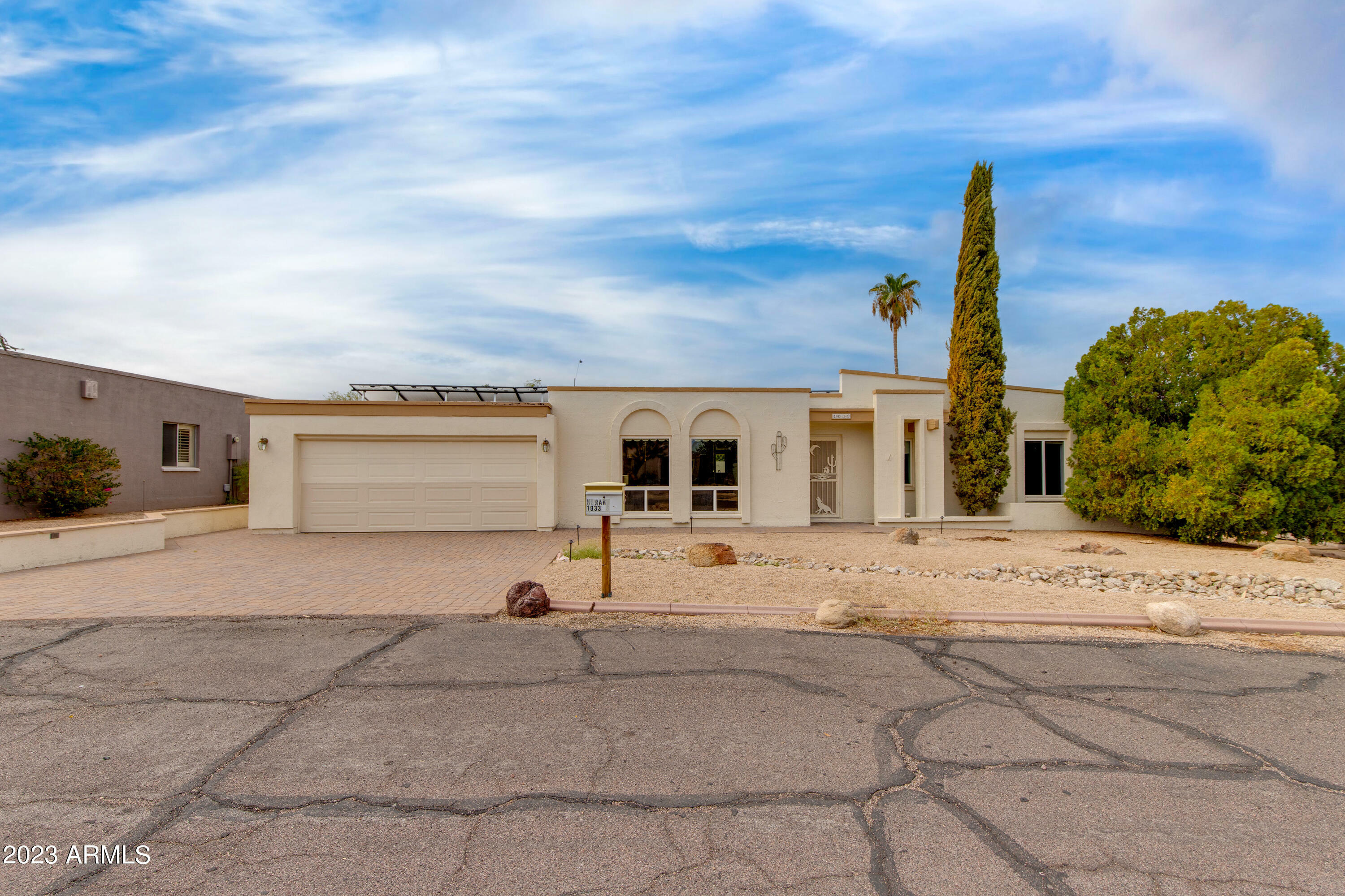 Property Photo:  1033 E Village Circle Drive S  AZ 85022 