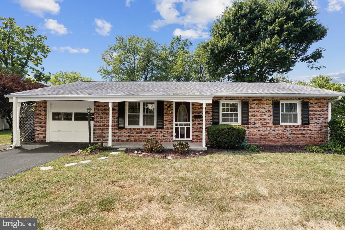 Property Photo:  101 N Birch Court  VA 20164 