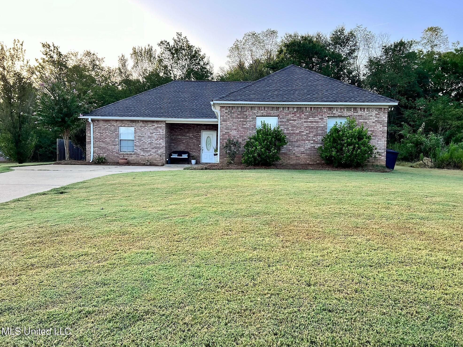 Property Photo:  102 Oakgrove Drive  MS 39071 