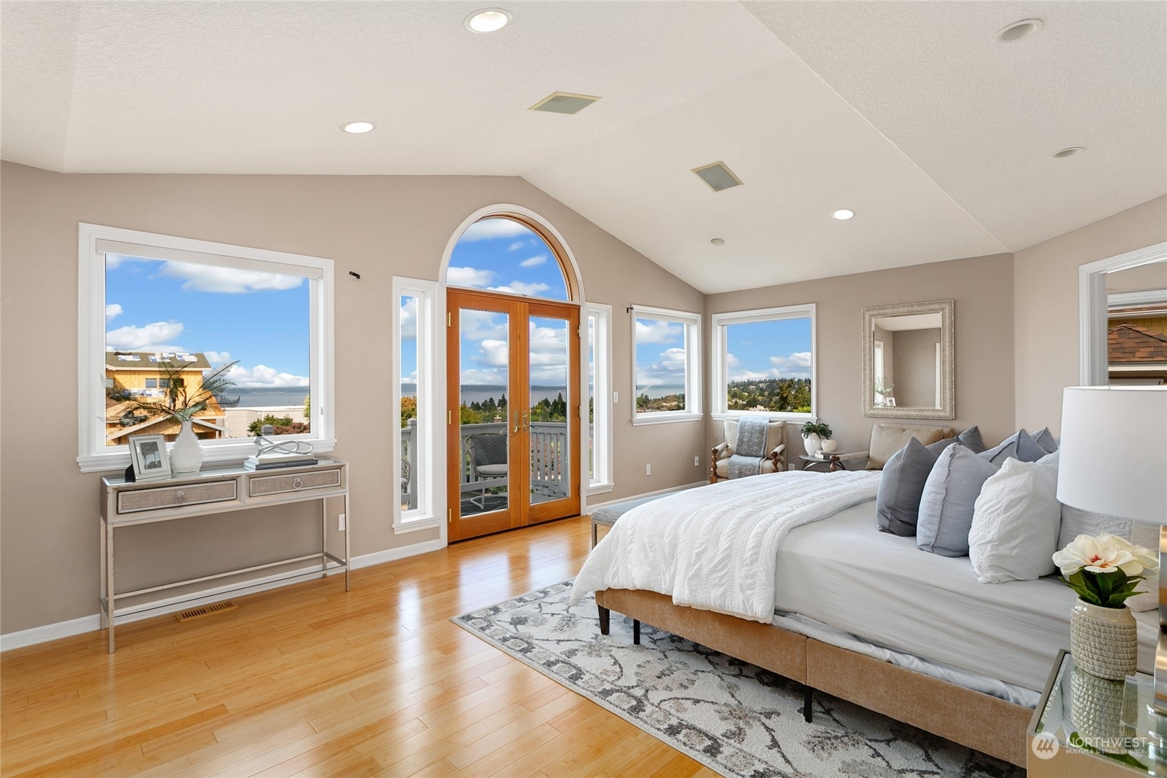 Property Photo: 6728 40th Avenue SW WA 98136