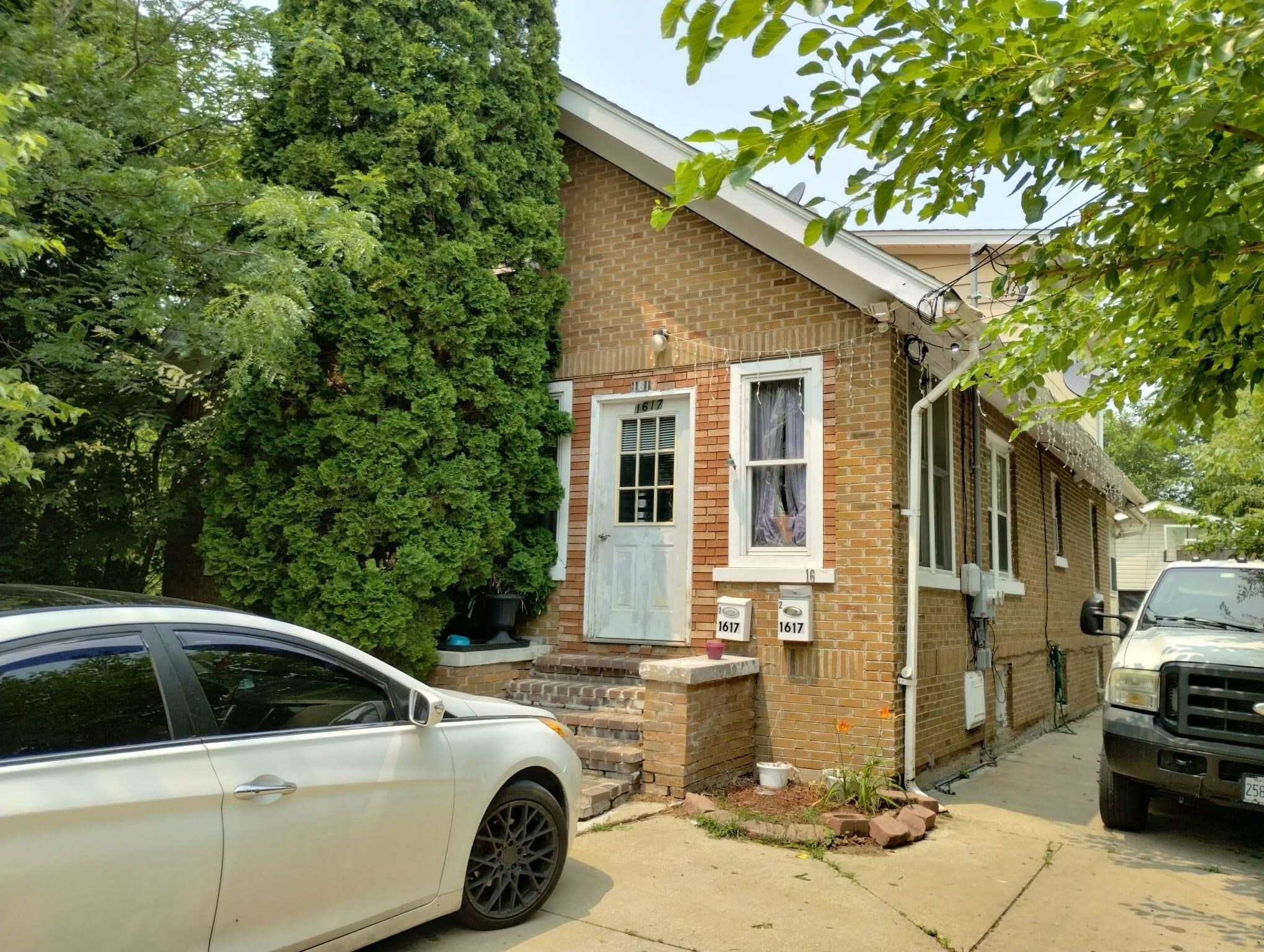 Property Photo:  1617 Montague St  IL 61102 