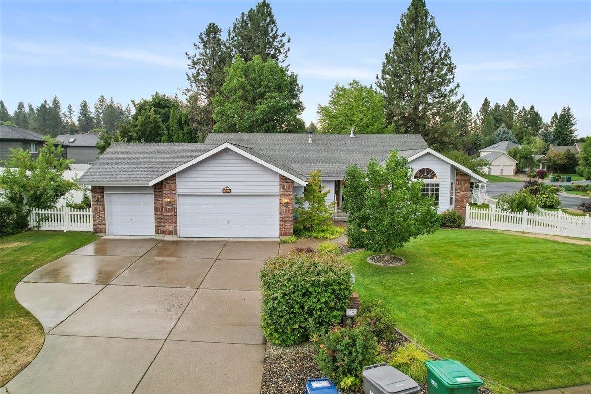 Property Photo: 1114 E Brierwood Dr WA 99218