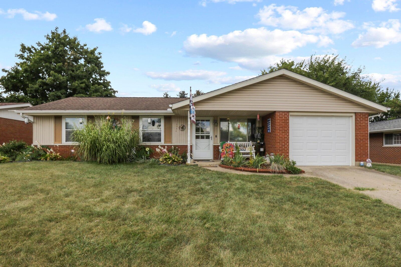 Property Photo:  1945 Chippewa Drive  OH 43113 