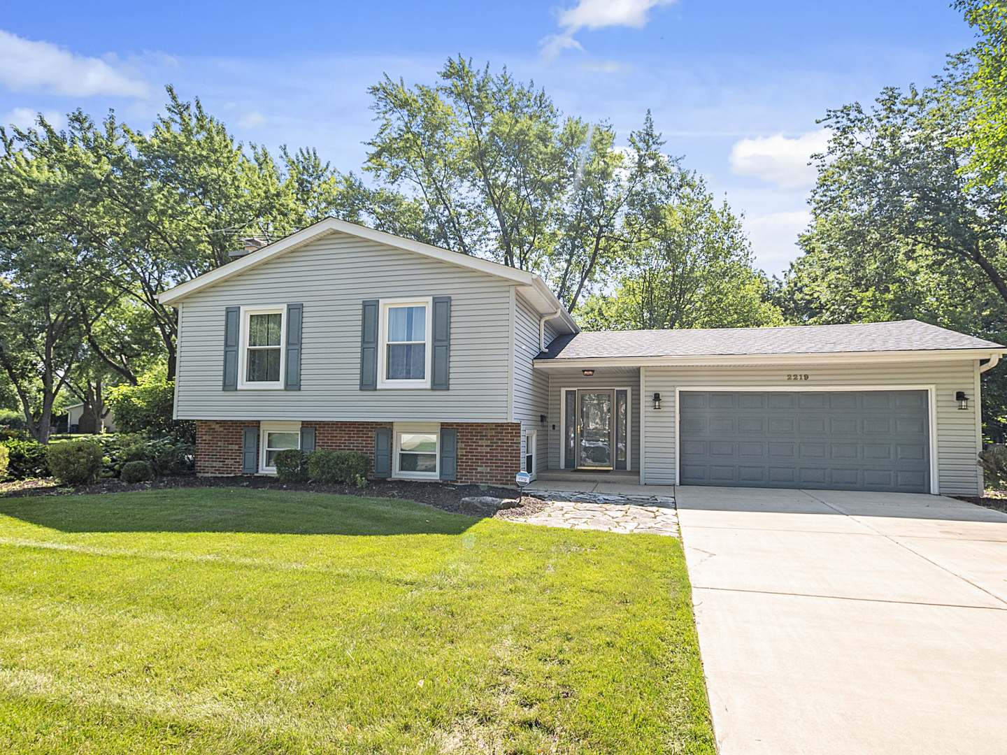 Property Photo:  2219 Kingston Drive  IL 60189 