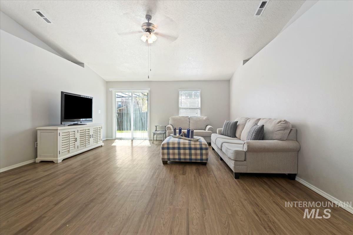 Property Photo: 3422 Vistapark Dr ID 83605-8065